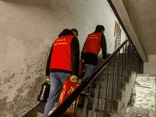 黨建引領(lǐng)為困難群眾家庭獻愛心